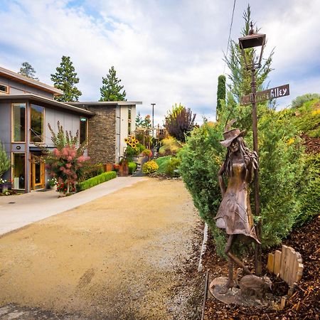 Cormier'S Studio Guest Suites Penticton Exterior photo