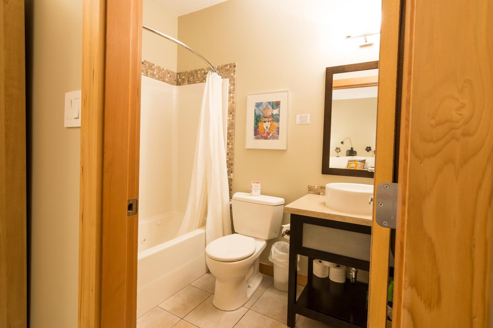 Cormier'S Studio Guest Suites Penticton Exterior photo