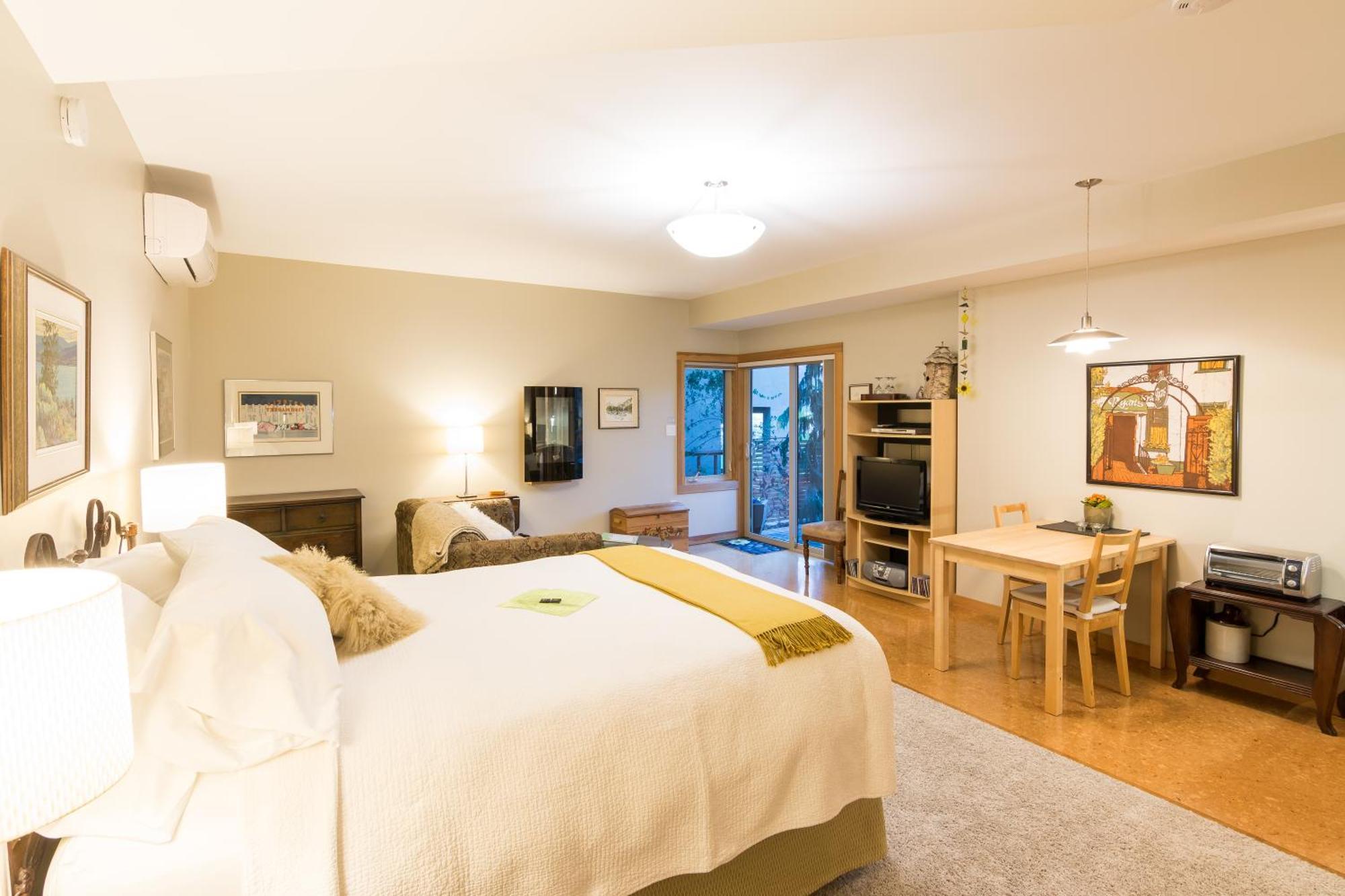 Cormier'S Studio Guest Suites Penticton Exterior photo