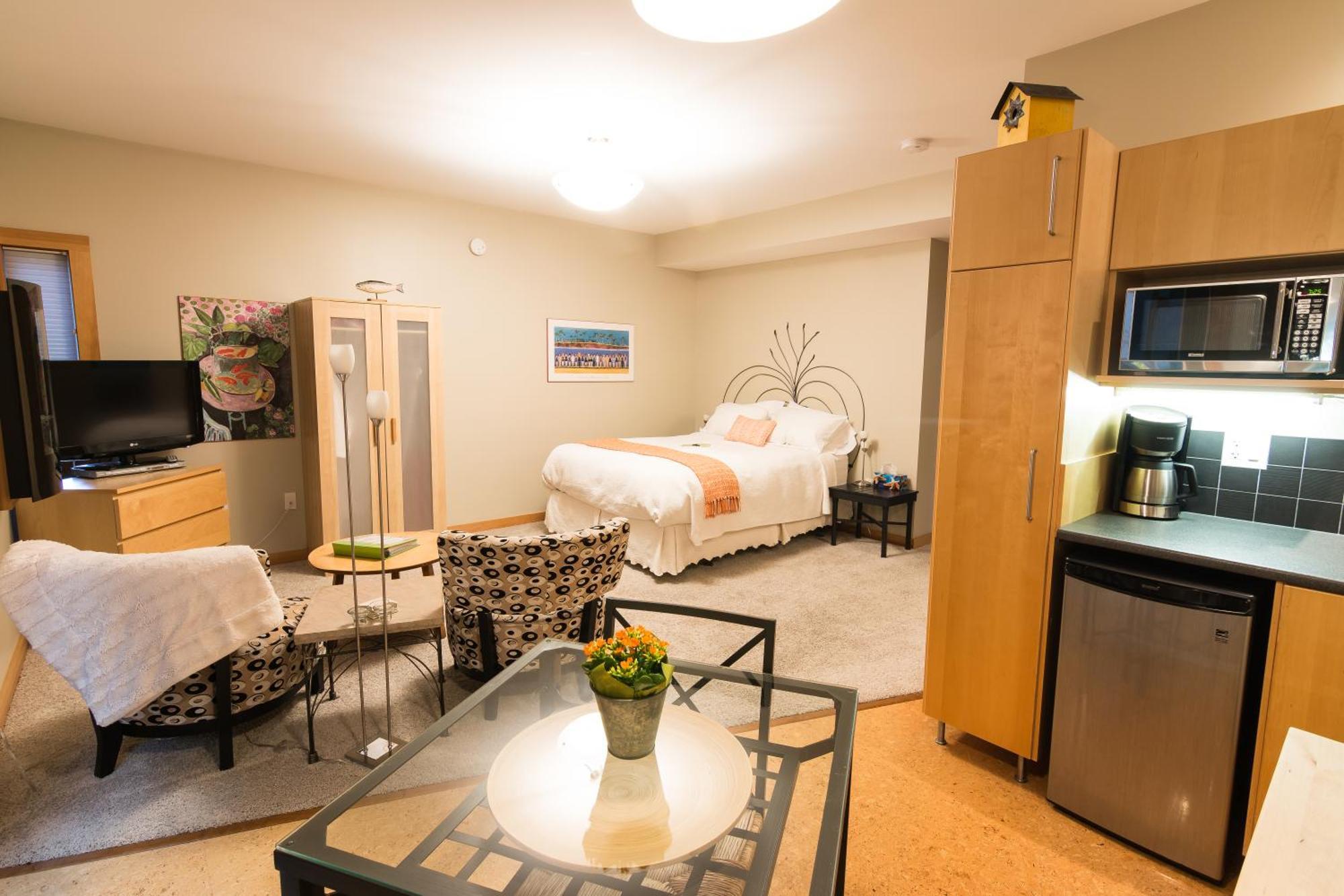 Cormier'S Studio Guest Suites Penticton Exterior photo