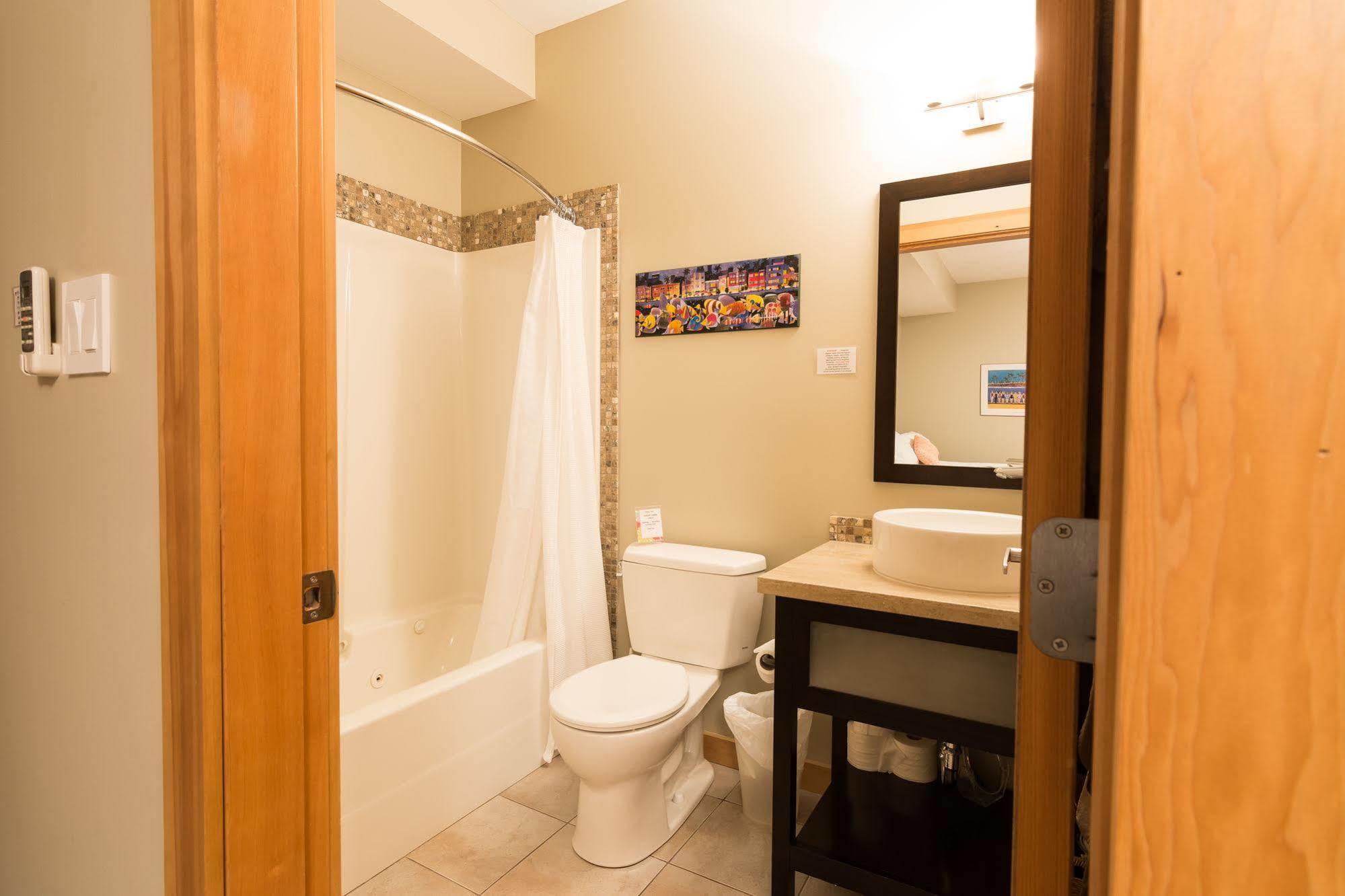 Cormier'S Studio Guest Suites Penticton Exterior photo