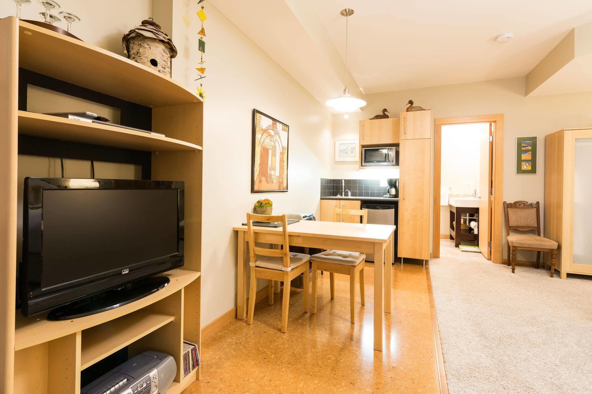 Cormier'S Studio Guest Suites Penticton Exterior photo