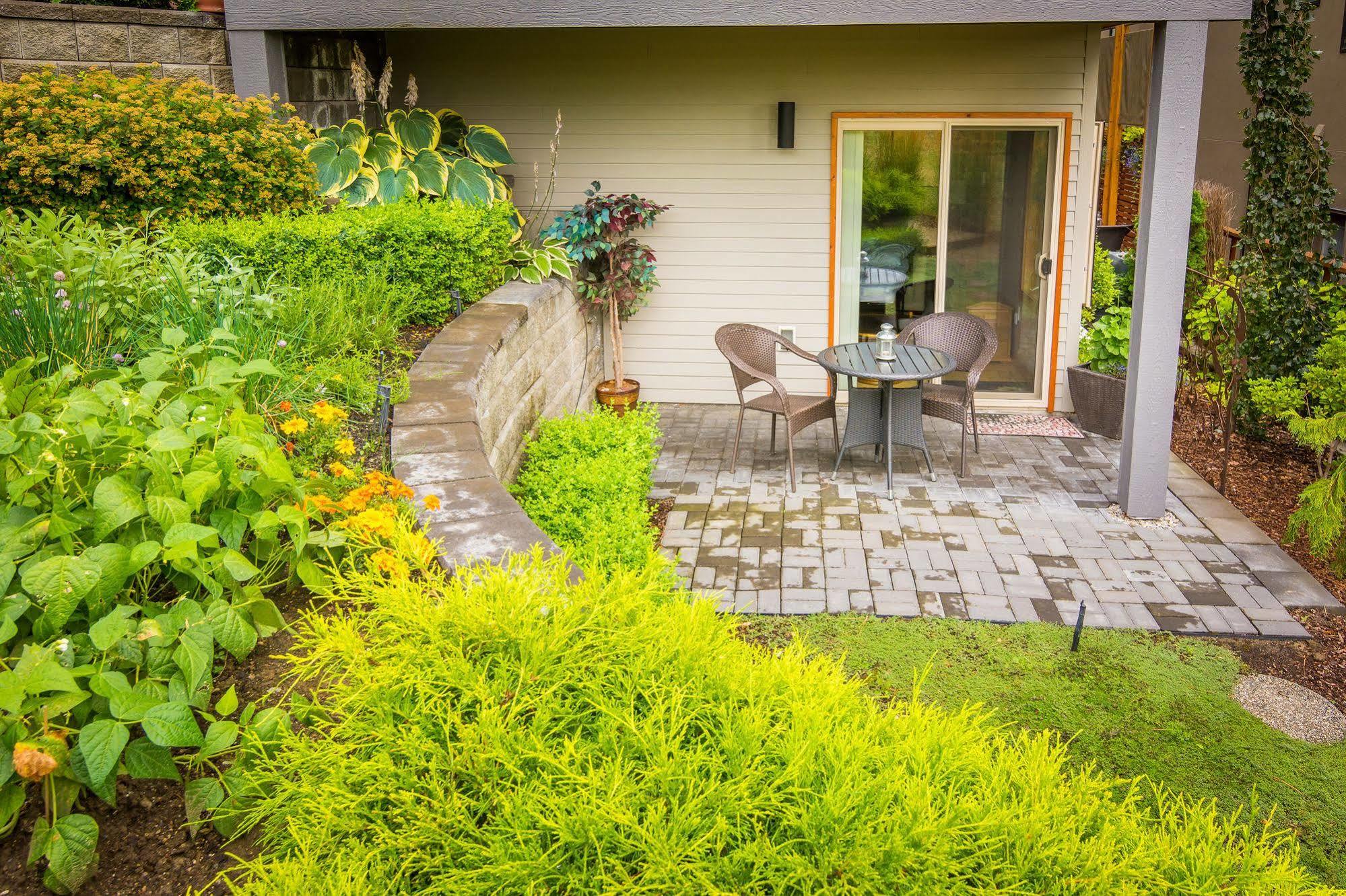 Cormier'S Studio Guest Suites Penticton Exterior photo